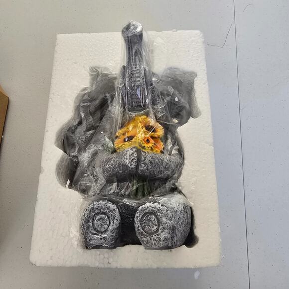 Art Terpnica Solar Elephant Garden Statue Holding Flowers NIB - Picture 11 of 14